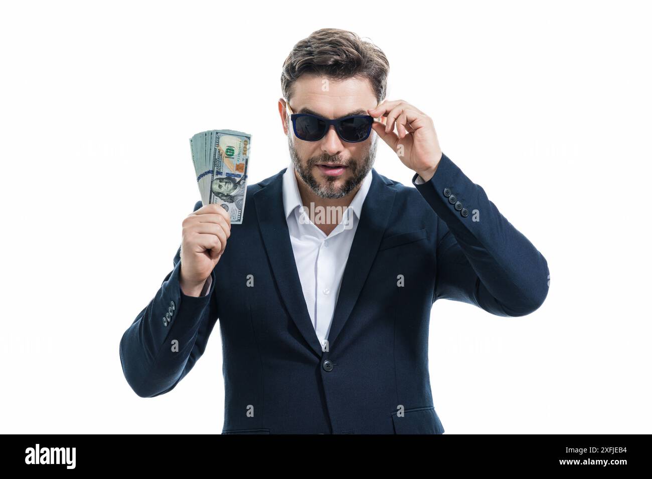 Uomo con denaro contante. Banconote in dollari. Ritratto di un uomo d'affari in possesso di banconote in denaro. Dollari, credito, online banking. Uomo ricco che punta a. Foto Stock