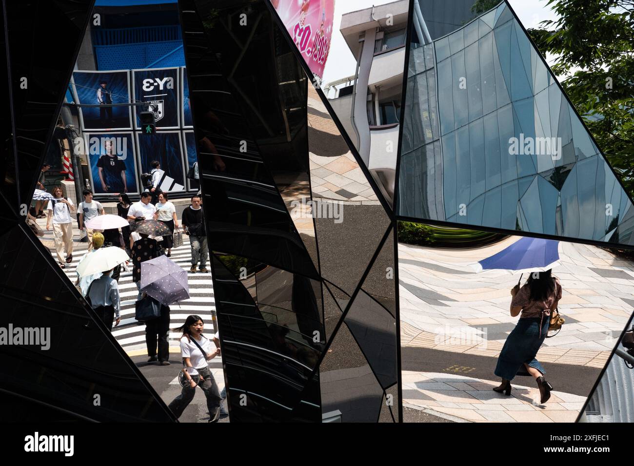 Tokyo, Giappone. 4 luglio 2024. People Walk on a Street in Tokyo, Giappone, 4 luglio 2024. Il Giappone ha sperimentato un forte caldo estivo in molte parti, tra cui Tokyo con temperature che superano i 35 gradi Celsius, provocando il primo allarme di colpo di calore dell'anno per l'area di Tokyo. Crediti: Zhang Xiaoyu/Xinhua/Alamy Live News Foto Stock