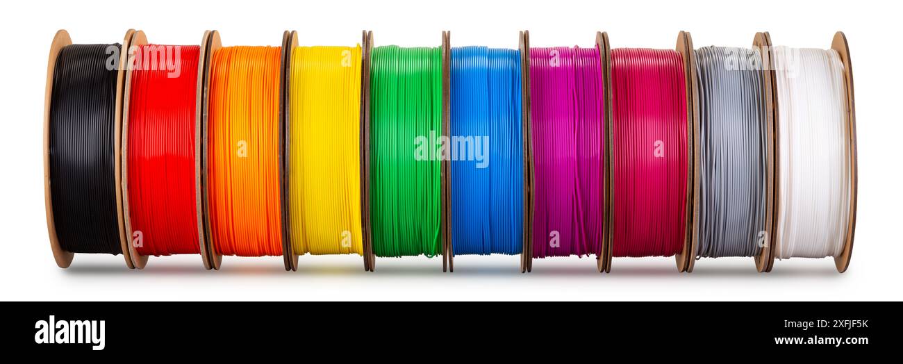 Fila di materiale PLA a filamento per stampa 3d colorato su bobine di cartone ecologiche e riciclabili isolate su sfondo bianco. mod Foto Stock