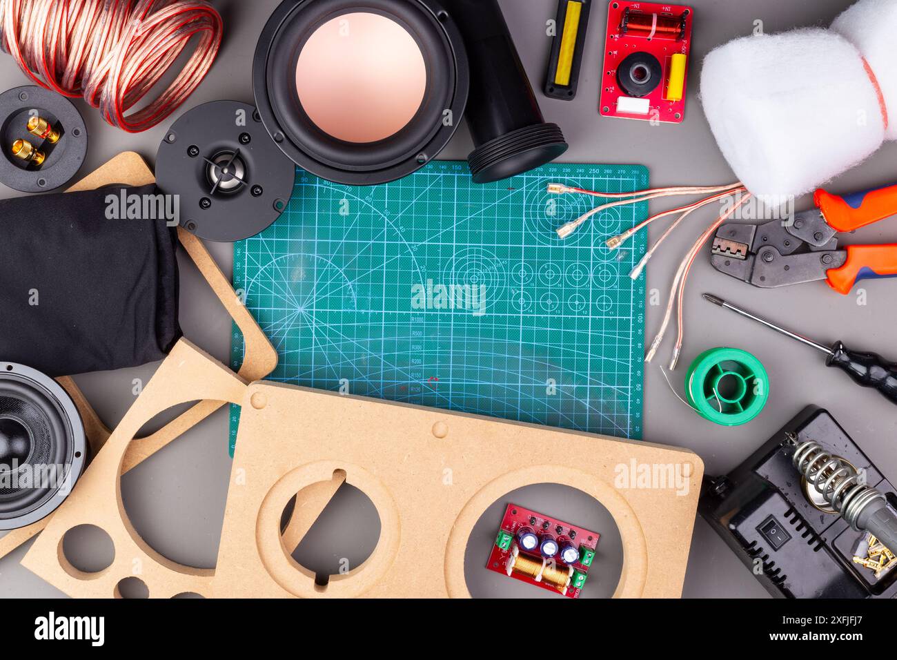 Componenti Hi-Fi per altoparlanti audio fai da te, strumenti e materiali sul banco di lavoro, vista dall'alto. audio e musica di sottofondo per audiofili Foto Stock
