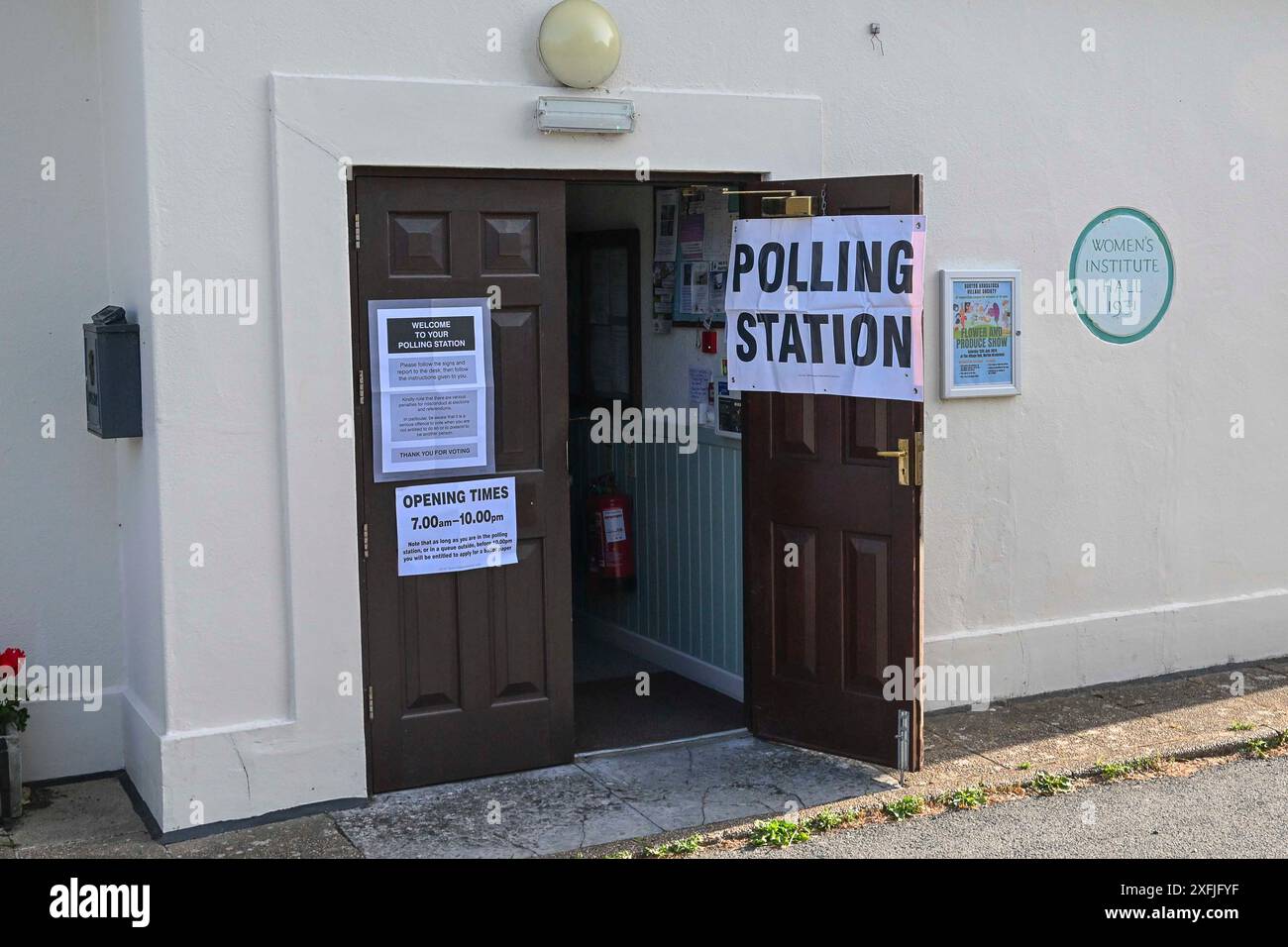 Burton Bradstock, Dorset, Regno Unito. 4 luglio 2024. Elezioni generali nel Regno Unito: Un seggio elettorale presso la Women’s Institute Hall di Burton Bradstock nel Dorset. Crediti fotografici: Graham Hunt/Alamy Live News Foto Stock