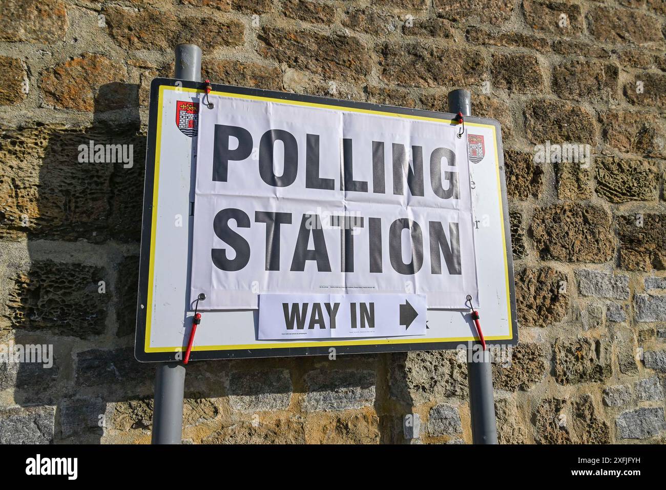 West Bay, Dorset, Regno Unito. 4 luglio 2024. Elezioni generali nel Regno Unito: Un posto elettorale firma alla Salt House di West Bay nel Dorset. Crediti fotografici: Graham Hunt/Alamy Live News Foto Stock