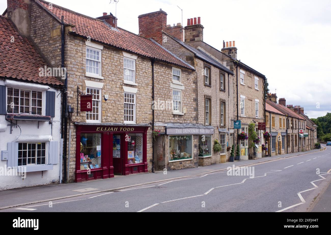 Bridge Street a Helmsley, una città georgiana a Ryedale sul fiume Rye Foto Stock