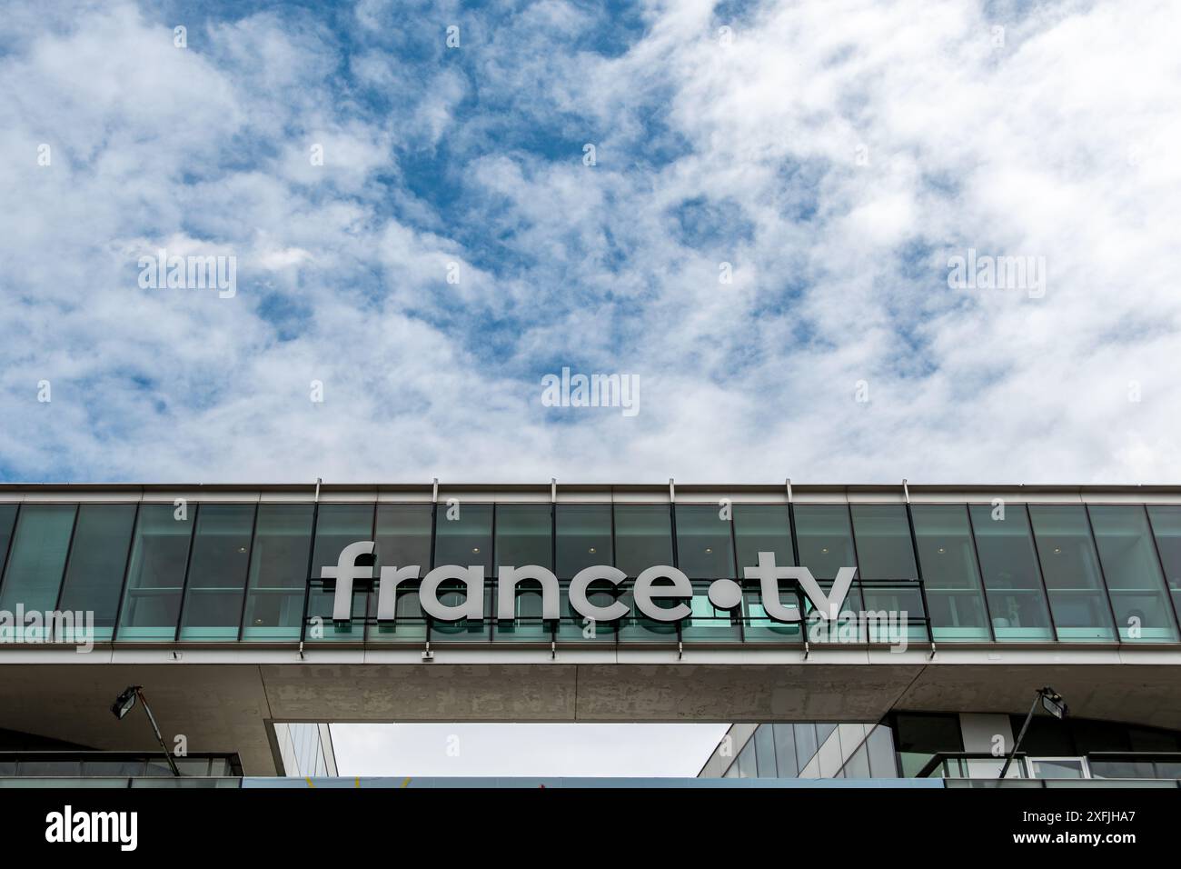 Firma sulla facciata della sede centrale di France Télévisions, società nazionale che gestisce le attività delle emittenti televisive pubbliche in Francia Foto Stock