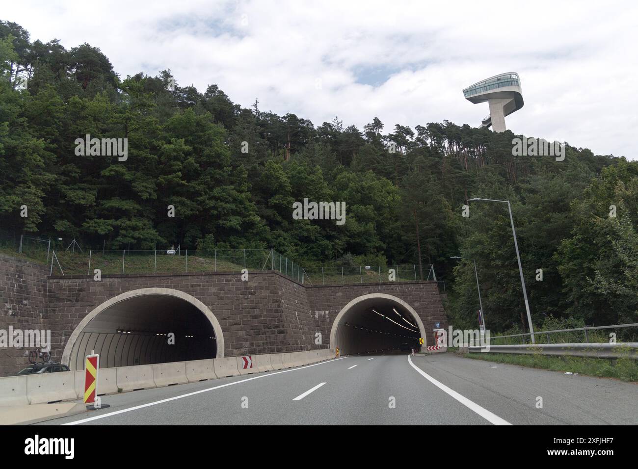 Bergisel Ski Jump disegnato da Zaha Hadid visto dalla A13 Brenner Autobahn di Innsbruck, Tirol, Austria © Wojciech Strozyk / Alamy Stock Photo Foto Stock