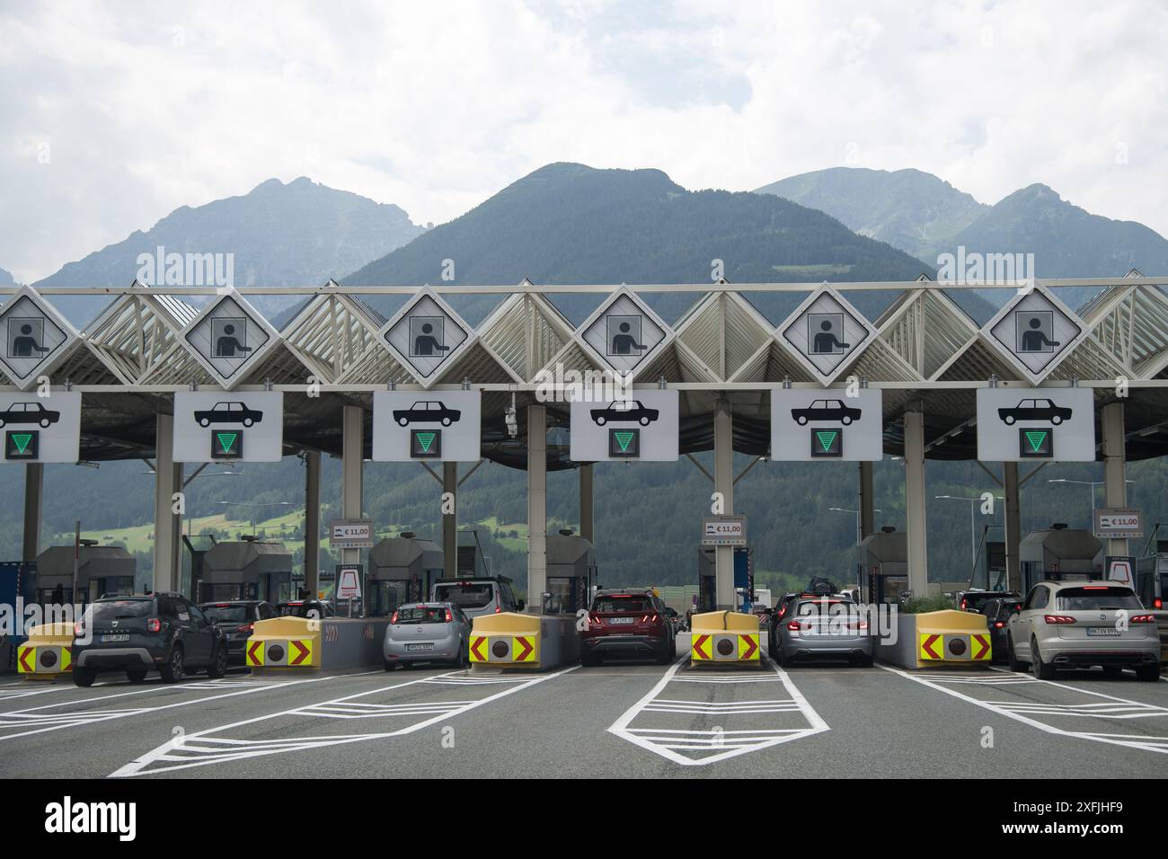 ASFINAG Mautstelle Schönberg sul Brennerautobahn A13 a Schonberg im Stubaital, Tirol, Austria © Wojciech Strozyk / Alamy Stock Photo Foto Stock