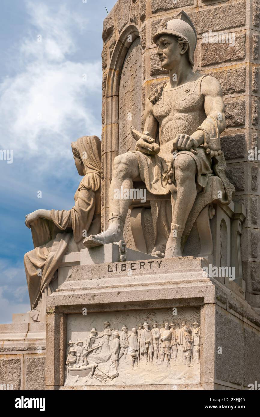 Liberty - una delle quattro figure contrassegnate che compongono il piedistallo del National Monument to the Forefathers in Allerton Street, Plymouth, Massachusetts Foto Stock