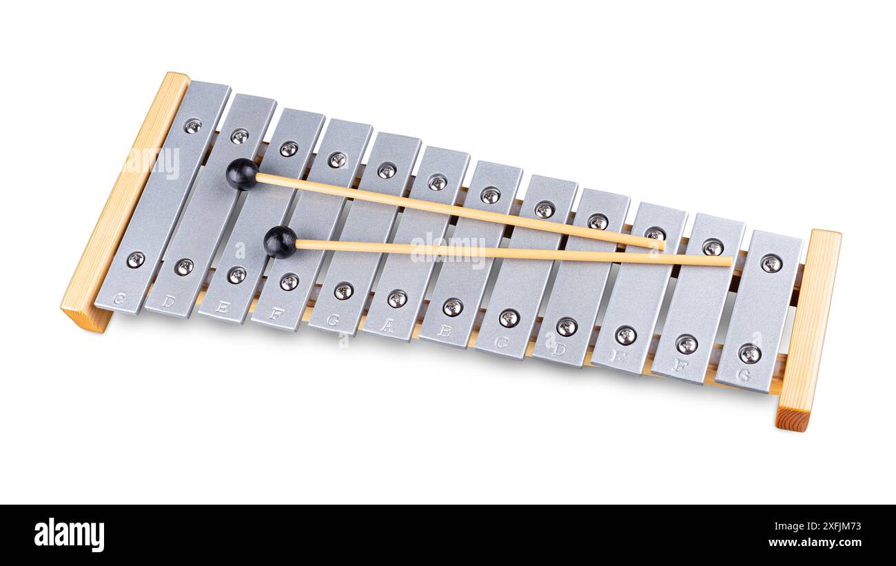 strumento musicale educativo con xilofono in lamiera di legno con bastoncini isolati su sfondo bianco. concetto educativo della scuola di musica Foto Stock
