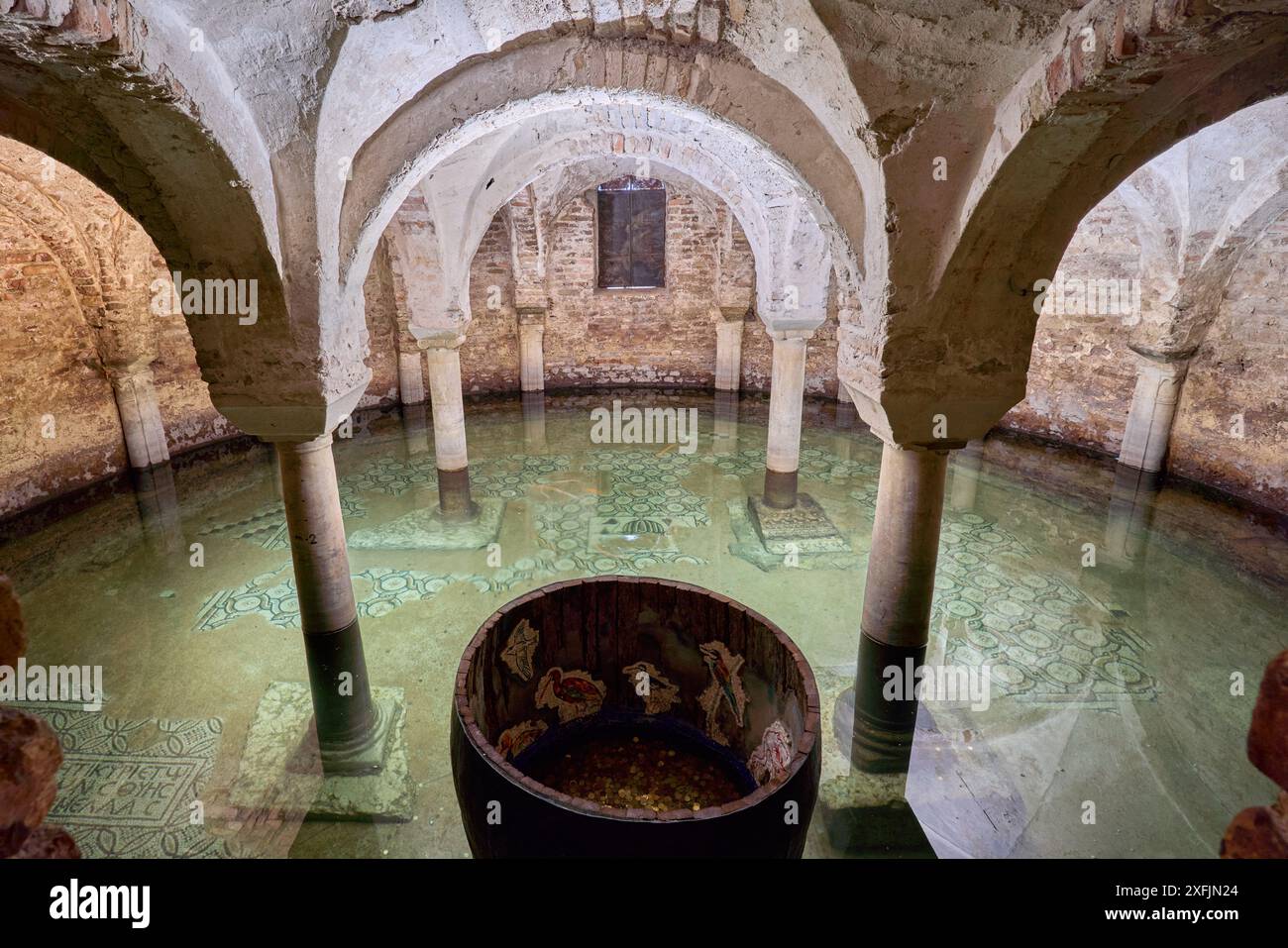 Cripta riempita d'acqua presso la Basilica di San Francesco, chiesa paleocristiana di Ravenna, Italia Foto Stock