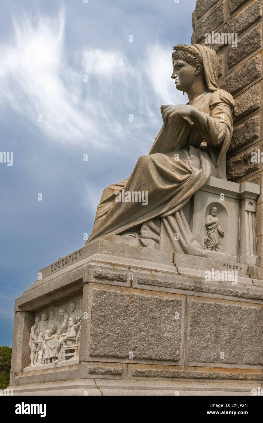 Educazione - una delle quattro figure che compongono il piedistallo del National Monument to the Forefathers in Allerton Street, Plymouth, ma Foto Stock