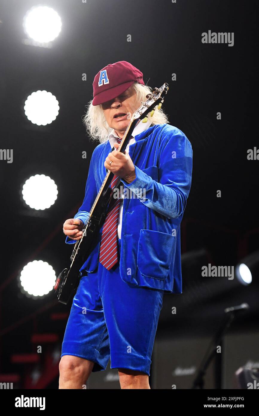 REGNO UNITO. 3 luglio 2024. LONDRA, INGHILTERRA - 3 LUGLIO: Angus Young di "AC/DC" si esibisce al Wembley Stadium il 3 luglio 2024 a Londra, Inghilterra. CAP/Mar © Mar/Capital Pictures credito: Capital Pictures/Alamy Live News Foto Stock