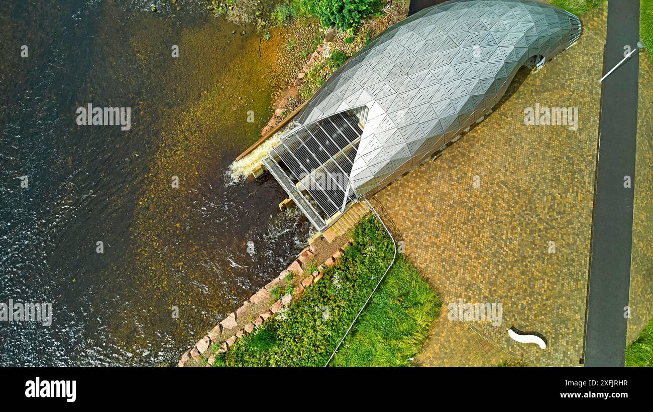 Hydro Ness il generatore idroelettrico in acciaio argentato sulle rive del fiume Ness in Scozia con due viti Archimede Foto Stock