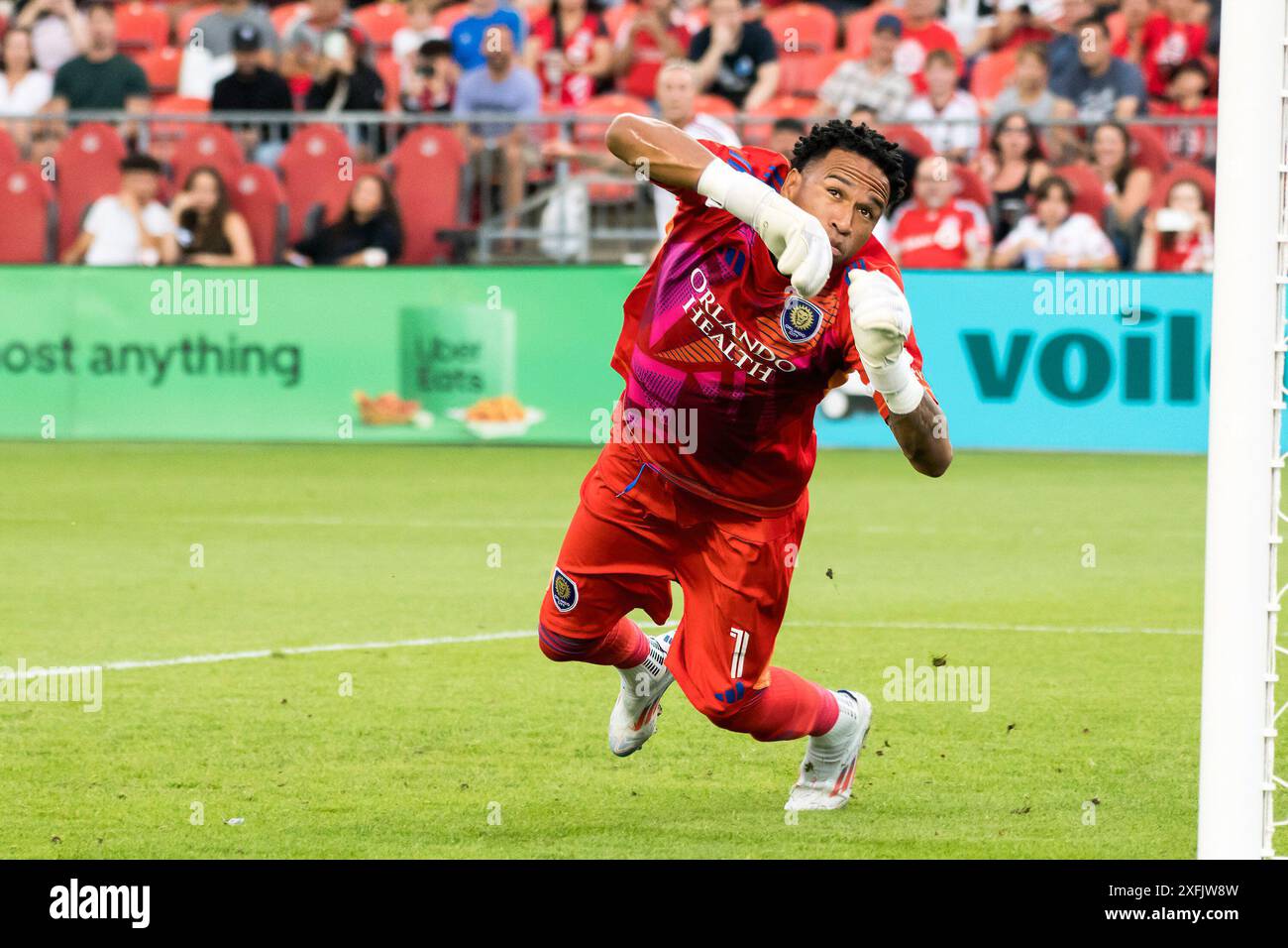 Toronto, Canada. 3 luglio 2024. Pedro Gallese il numero 1 di Orlando City SC visto in azione durante la partita MLS tra Toronto FC e Orlando City SC al BMO Field di Toronto. La partita terminò nel 1-2 per l'Orlando City SC. (Foto di Angel Marchini/SOPA Images/Sipa USA) credito: SIPA USA/Alamy Live News Foto Stock