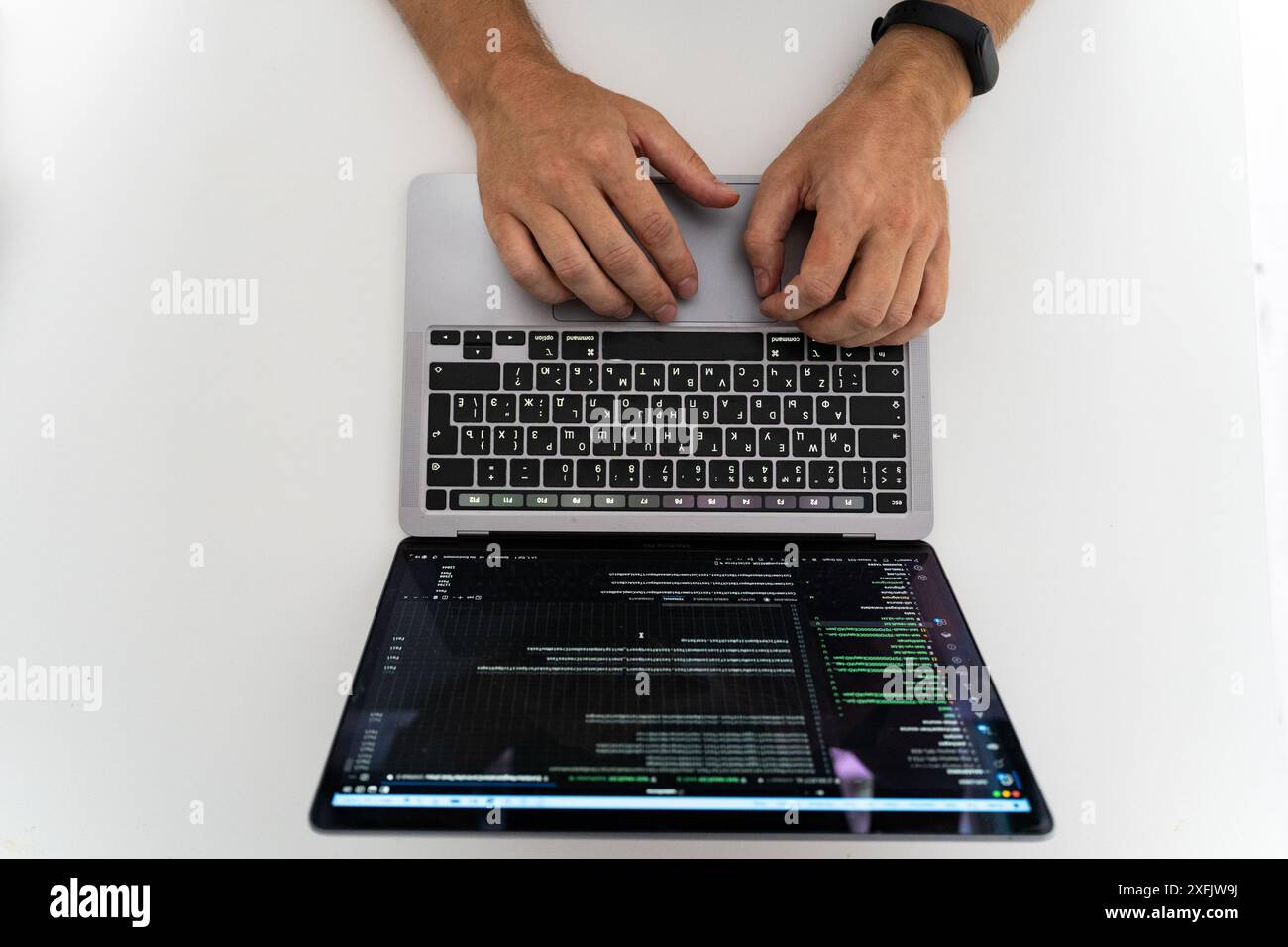 Una vista dall'alto delle mani di un uomo che lavora al computer Foto Stock