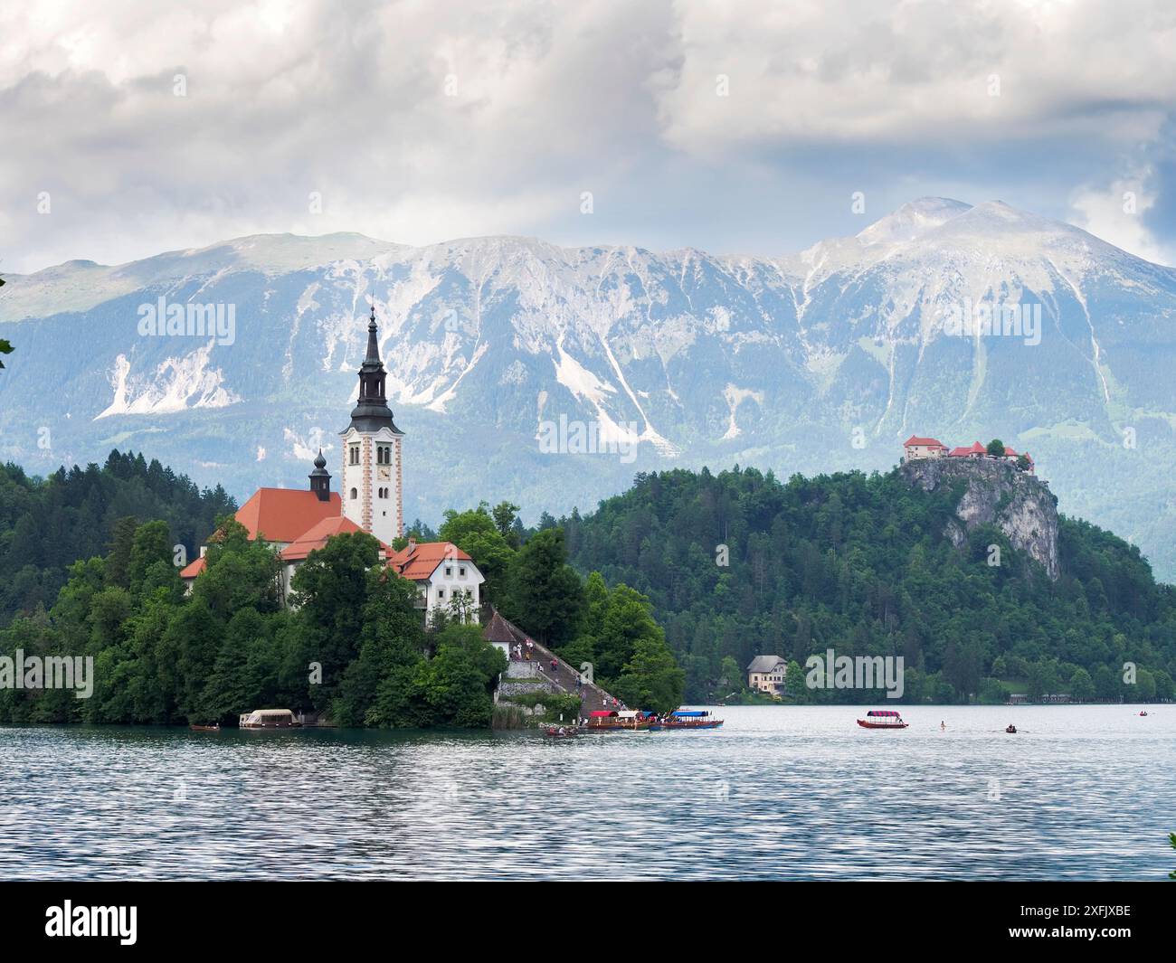 Bled Island con il Castello di Bled e lo sfondo di una montagna dietro Bled Upper Carniola Slovenia Foto Stock