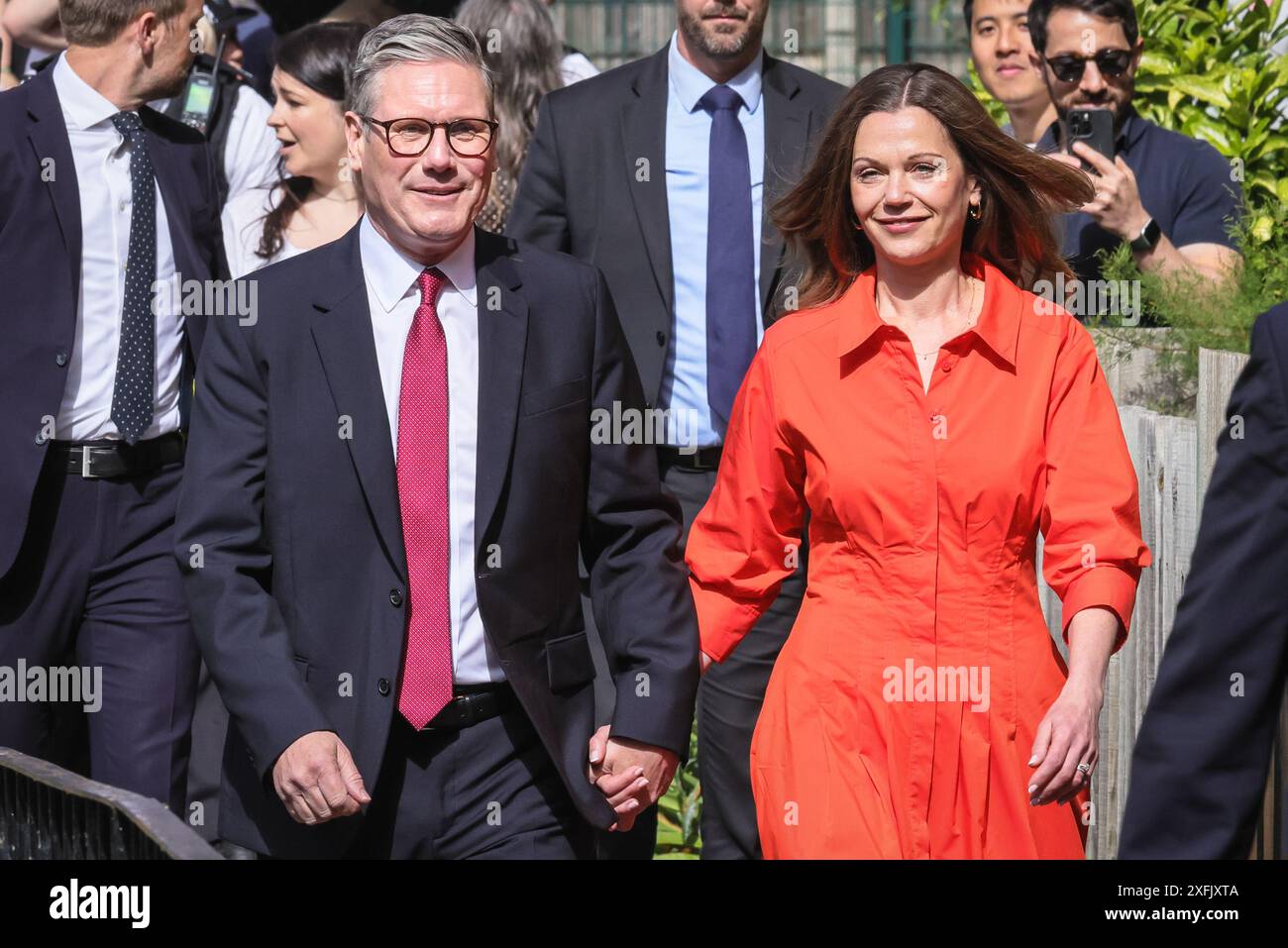 Londra, Regno Unito. 4 luglio 2024. Sir Keir Starmer, leader del Partito Laburista, che dovrebbe diventare il prossimo primo ministro del Regno Unito, è visto al suo posto elettorale, con sua moglie Victoria (con un vestito arancione), vicino a Kentish Town per votare alle elezioni generali. Crediti: Imageplotter/Alamy Live News Foto Stock