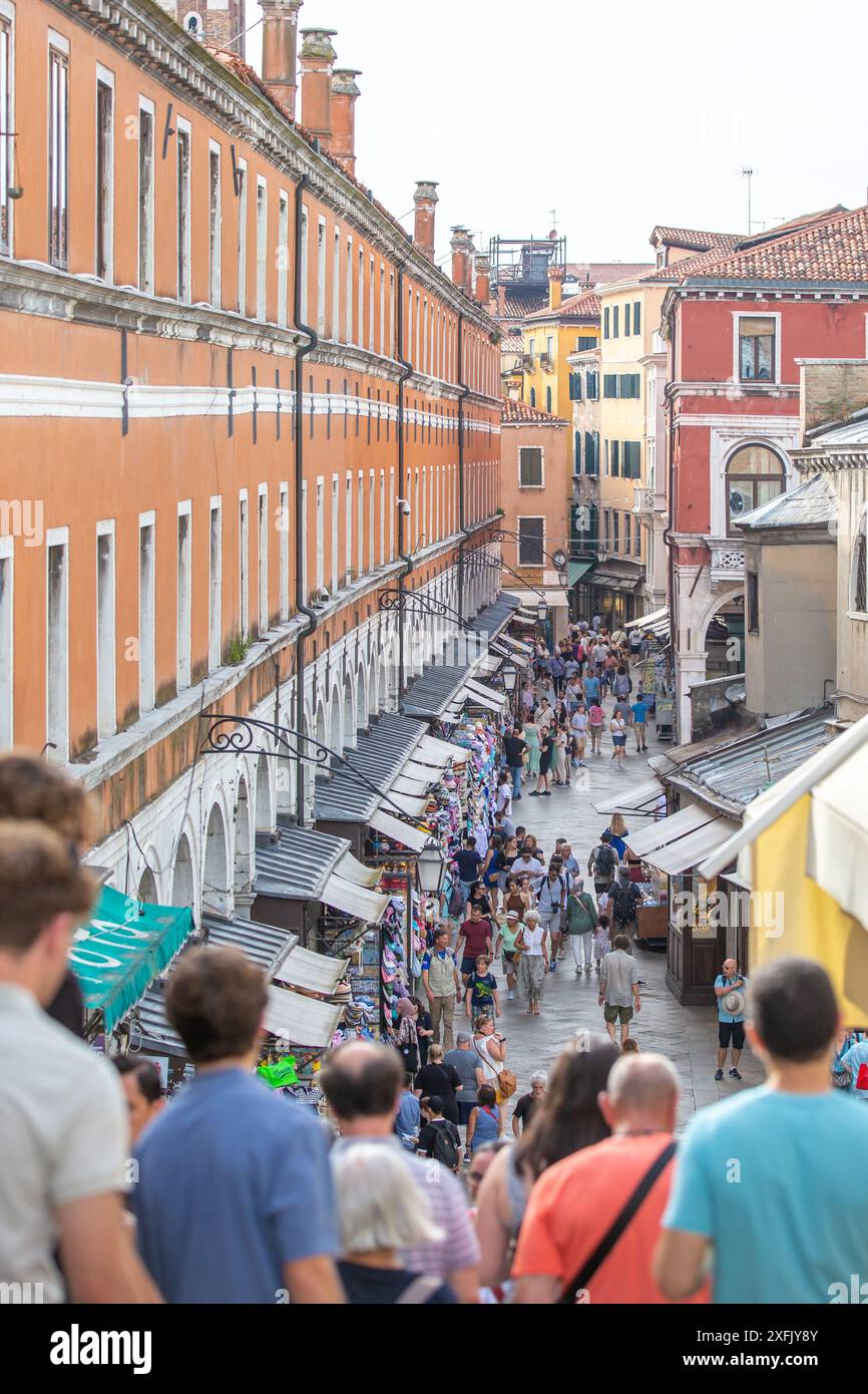 Venezia, Italia - 20 giugno 2024: Persone non identificate per le strade di Venezia, Italia. Foto Stock