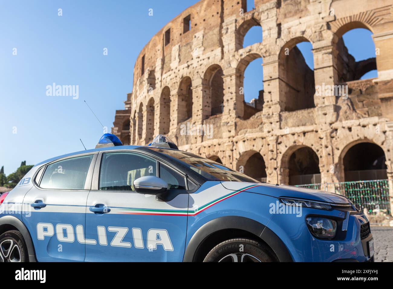 Roma, Italia - 28 giugno 2024: Auto della polizia di fronte al Colosseo a Roma, Italia. Foto Stock