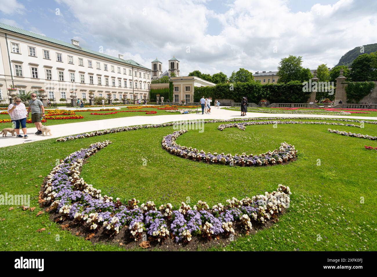 Salisburgo, Austria. 30 giugno 2024. Vista panoramica del Giardino Mirabell nel centro della città Foto Stock