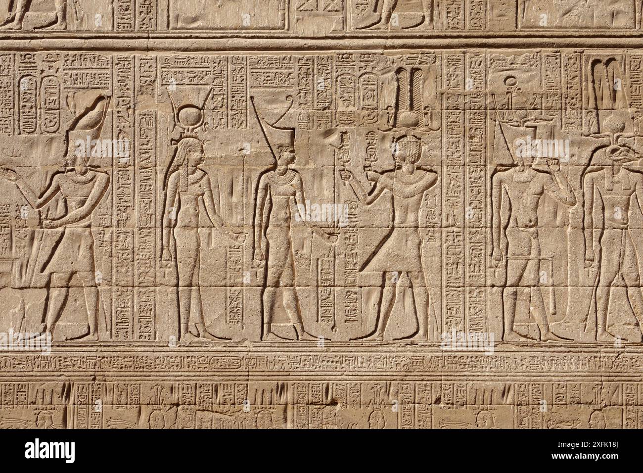 Pareti esterne del Tempio di Khnum a Esna, Egitto Foto Stock