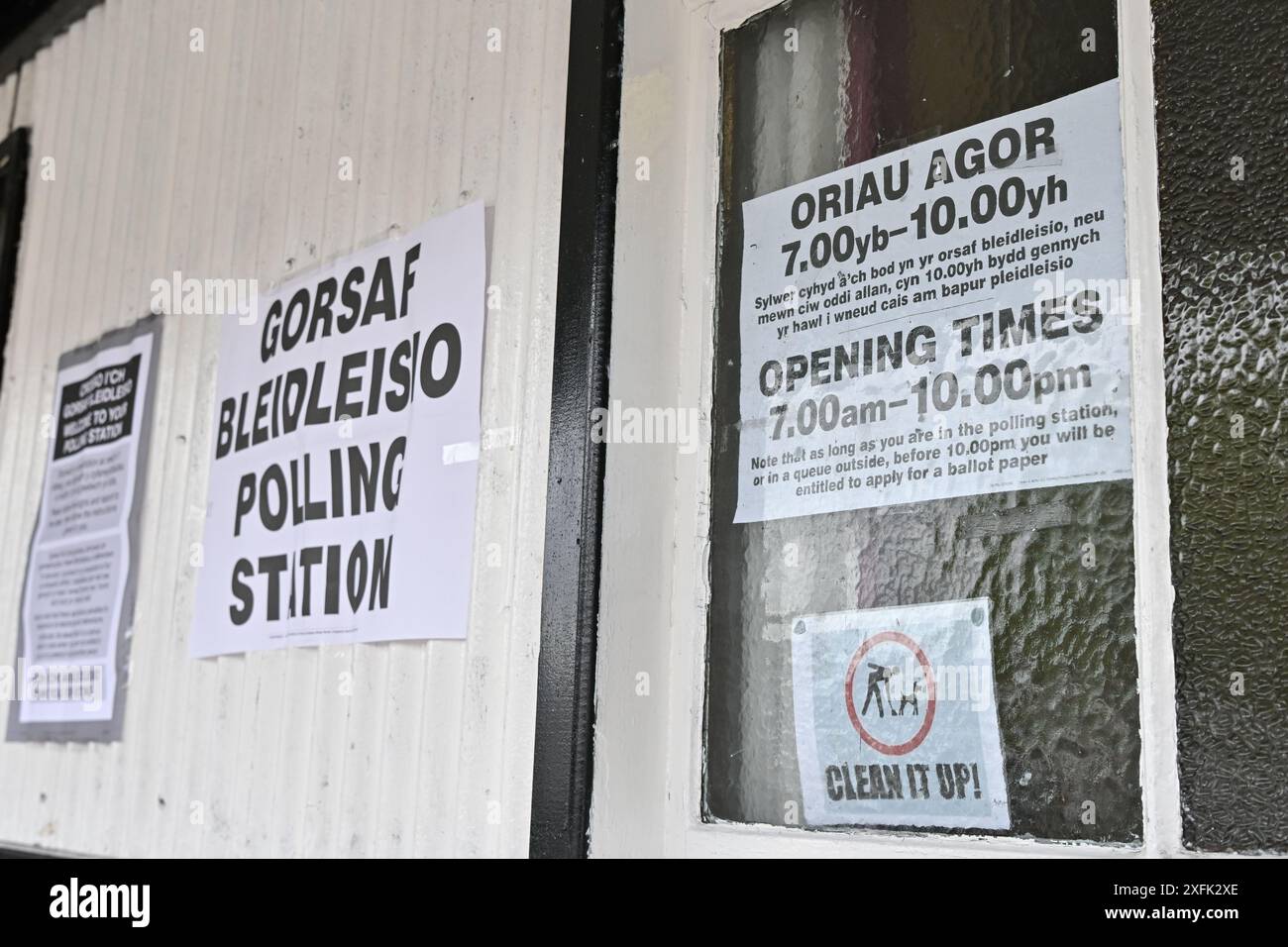 Una vista generale dei cartelli e delle informazioni di Polling Station presso il Queensferry War Memorial Institute durante le elezioni generali del Regno Unito del 2024 nell'area di Flintshire, Queensferry, Galles, Regno Unito, 4 luglio 2024 (foto di Cody Froggatt/News Images) a Queensferry, Regno Unito, il 7/4/2024. (Foto di Cody Froggatt/News Images/Sipa USA) credito: SIPA USA/Alamy Live News Foto Stock