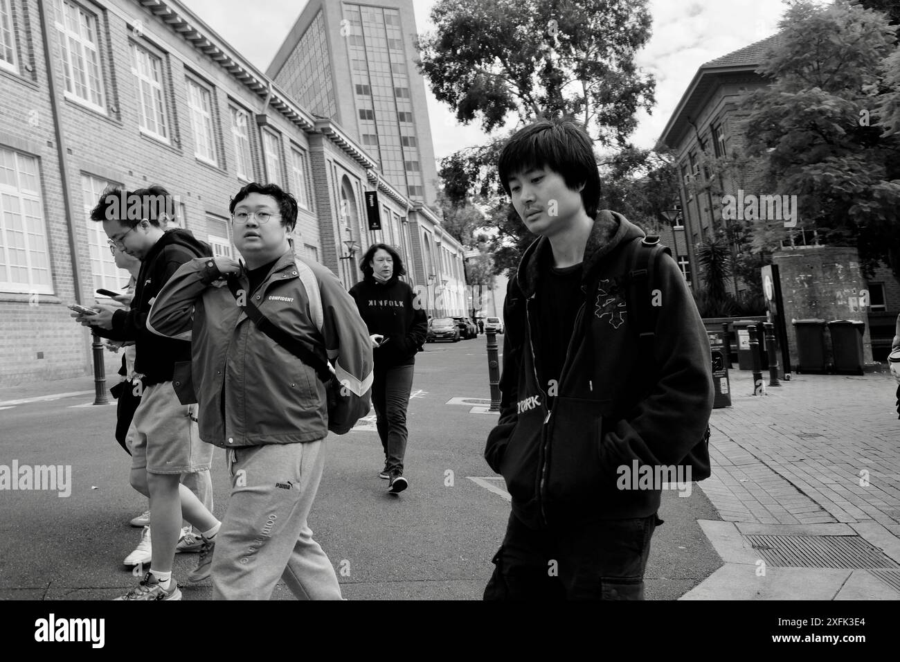 Gruppo di amici che camminano e si divertono all'università Foto Stock