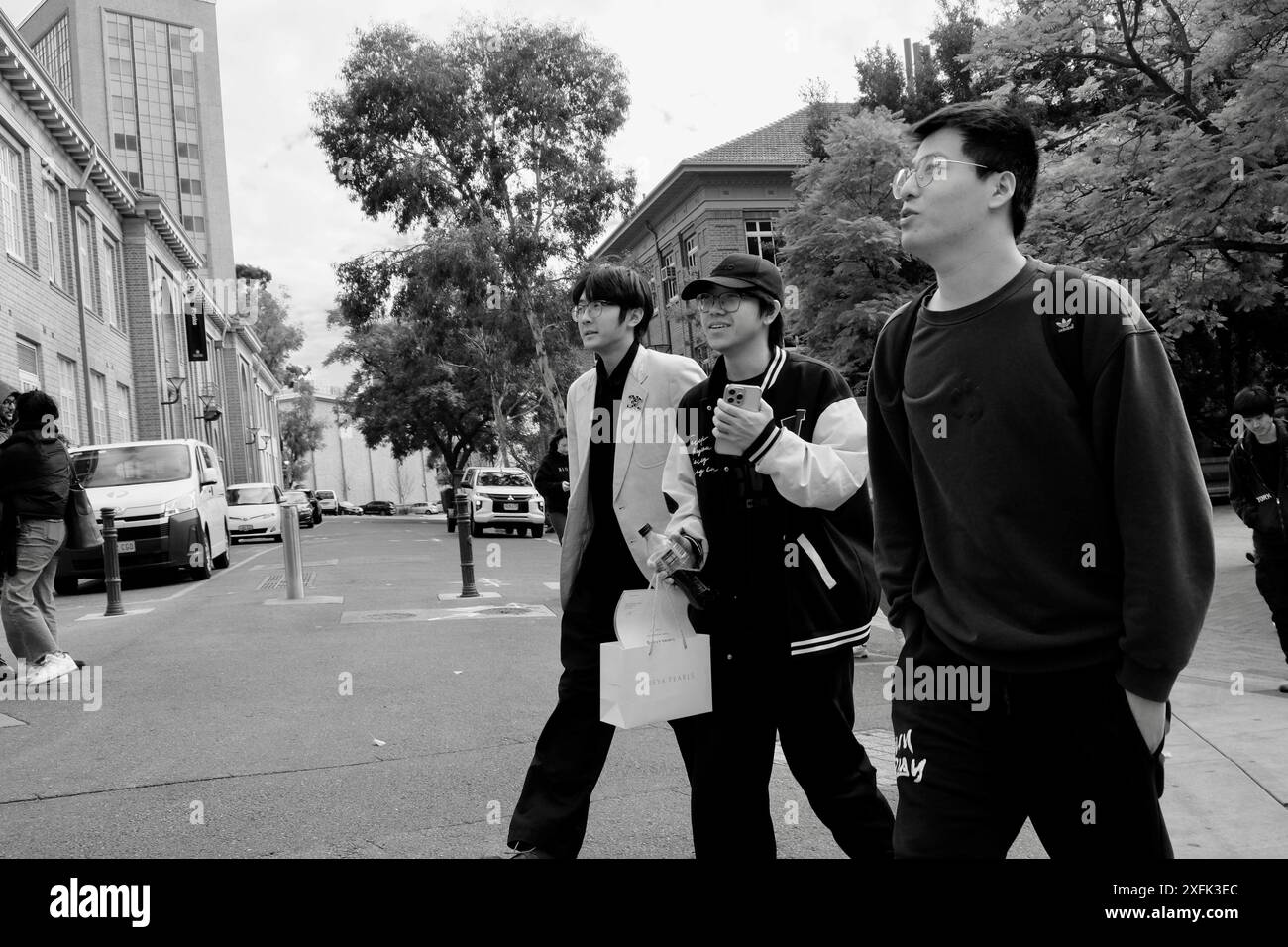 Gruppo di amici che camminano e si divertono all'università Foto Stock