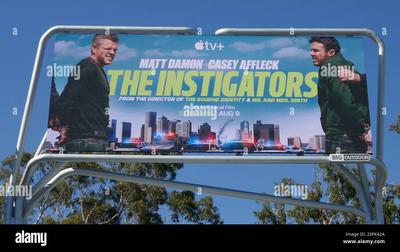 Los Angeles, California, USA 3 luglio 2024 The Instigators Billboard with Matt Damon and Casey Affleck on Sunset Blvd il 3 luglio 2024 a Los Angeles, California, USA. Foto di Barry King/Alamy Stock Photo Foto Stock