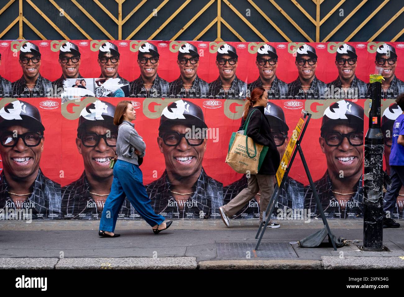 Poster con il calciatore e esperto di calcio britannico Ian Wright visto sulla copertina di GQ il 30 giugno 2024 a Londra, Regno Unito. Foto Stock