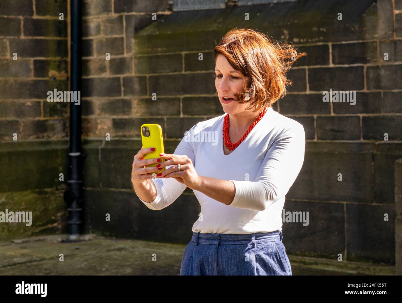 Pudsey, Leeds, Regno Unito. 4 luglio 2024. La cancelliera ombra Rachel Reeves arriva al suo posto elettorale per esprimere il suo voto e registrare un videomessaggio per incoraggiare le persone a votare. È molto probabile che diventi la prima cancelliera donna dello Scacchiere dopo le elezioni generali di oggi. Crediti: ernesto rogata/Alamy Live News Foto Stock