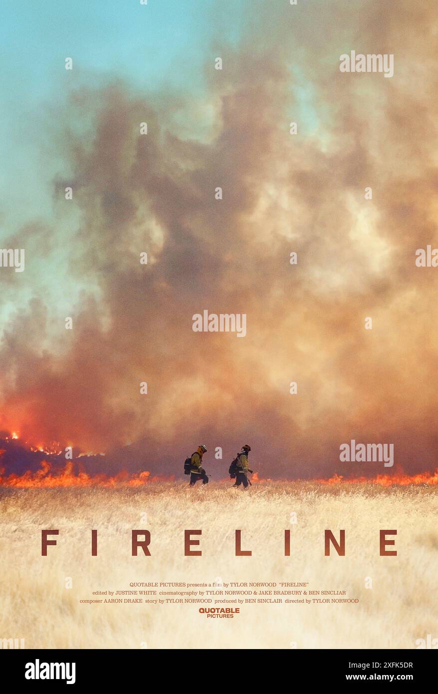 FireLine (2023) diretto da Tylor Norwood. Documentario sulle squadre di vigili del fuoco che lottano per salvare tutto ciò che possono proteggendosi a vicenda; rivela l'amicizia, il dolore e l'euforia di andare in guerra contro una forza elementare. US un foglio poster ***SOLO PER USO EDITORIALE***. Credito: BFA / Quotable Pictures Foto Stock