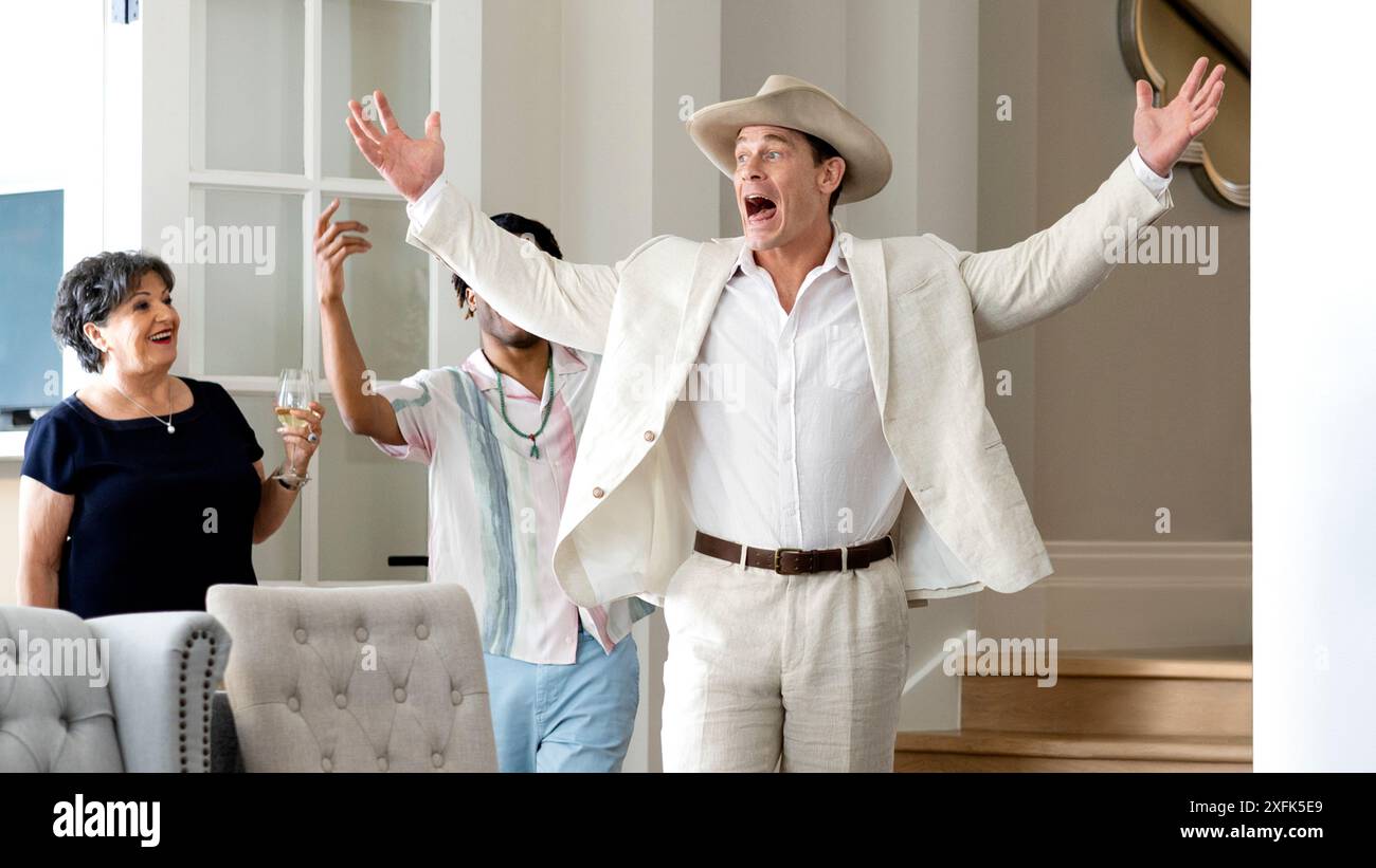 Ricky Stanicky (2024) diretto da Peter Farrelly e interpretato da John cena e Jermaine Fowler. Un gruppo di amici crea un falso amico di nome Ricky Stanicky come capro espiatorio per i loro shenanigans e sono costretti ad assumere un attore per fingere di Ricky quando le loro famiglie mettono in dubbio la sua esistenza. Fotografia pubblicitaria ***SOLO PER USO EDITORIALE***. Credito: BFA / Ben King / Amazon prime Video Foto Stock