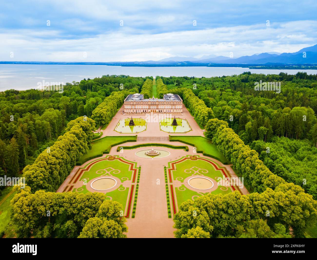 Herrenchiemsee Palace vista panoramica aerea, è un complesso di edifici reali su Herreninsel, l'isola più grande del lago Chiemsee, nel sud B Foto Stock