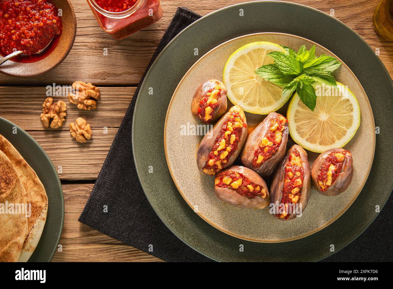 Cucina araba; Makdous è una tradizionale conserva libanese fatta di melanzane ripiene di noci, peperoni rossi, peperoncino e aglio. Foto Stock