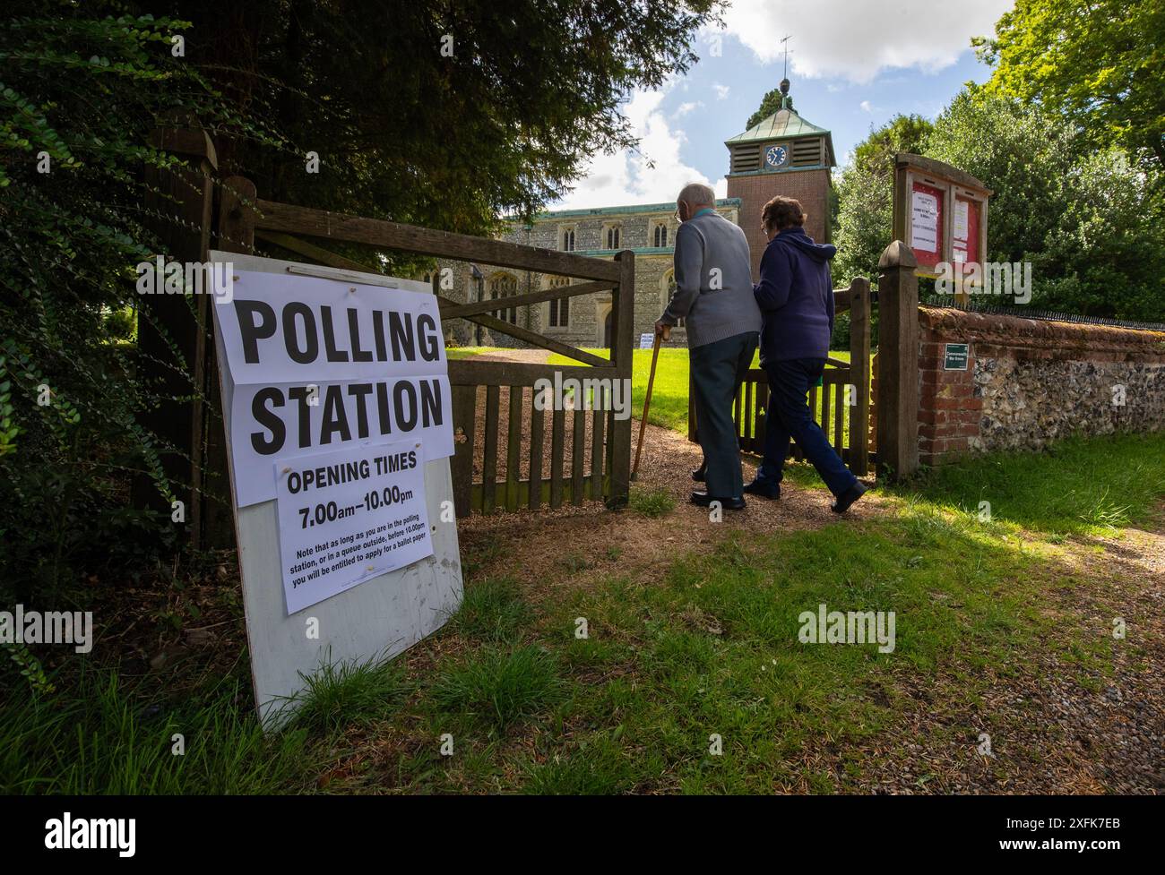 Heydon, Regno Unito. 4 luglio 2024. I membri del pubblico entrano in un seggio elettorale tenutosi presso la Holly Trinity Church di Heydon, Hertfordshire, durante il giorno delle elezioni generali. Crediti: Chris Radburn/Alamy Live News Foto Stock