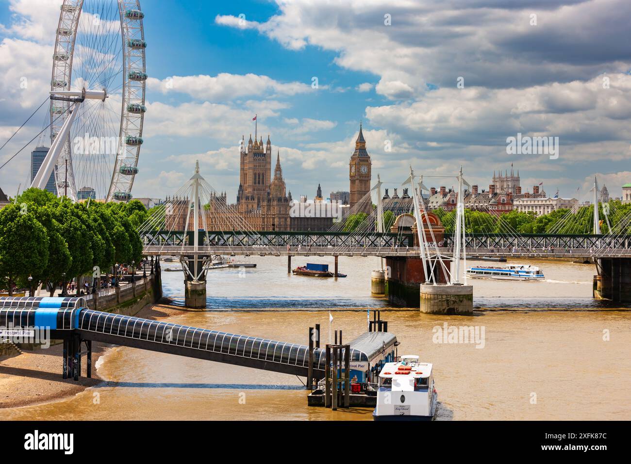 Londra, Regno Unito - 5 luglio 2010: Riva sud del Tamigi nella zona di Waterloo con bassa marea. Festival Pier, Hungerford Bridge e London Eye. Foto Stock