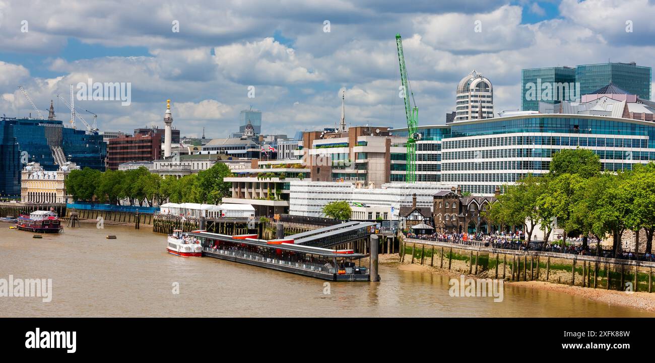 Londra, Regno Unito - 5 luglio 2010: Il Tamigi sponda nord ad ovest del Tower Bridge. Tower Millennium Pier con lavori di costruzione intorno alla città. Foto Stock