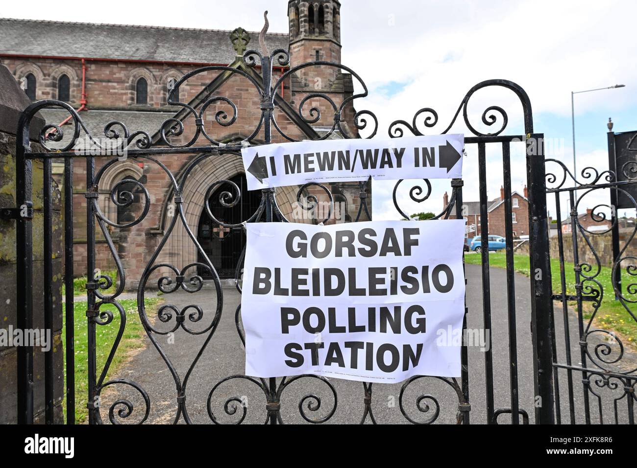 I cartelli dei seggi elettorali fuori dalla chiesa di St Ethelwold durante le elezioni generali del Regno Unito del 2024 nella zona di Flintshire, Shotton, Galles, Regno Unito, 4 luglio 2024 (foto di Cody Froggatt/News Images) Foto Stock