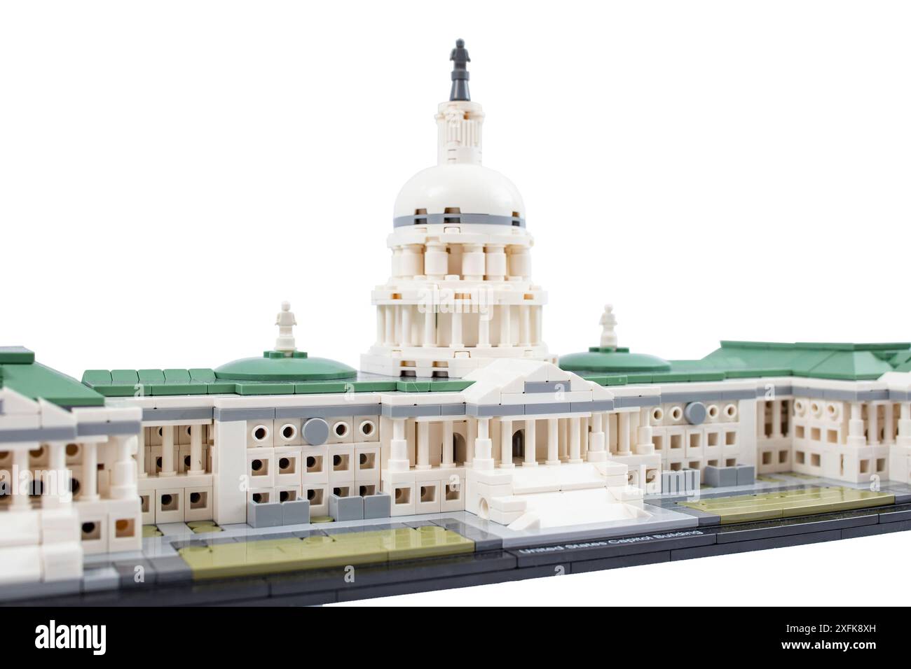 Edificio del Campidoglio fatto di cubi lego, isolato su sfondo bianco, da vicino Foto Stock