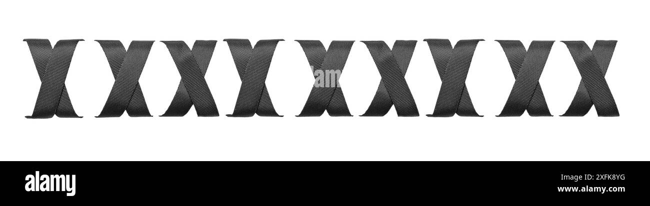 Nastro in tessuto satinato incrociato stretto come un pizzo per scarpe su sfondo bianco, texture astratta Foto Stock