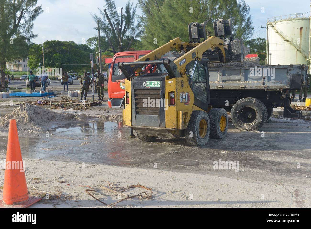 MIAMI, FLORIDA - 01 luglio: I membri della forza di difesa delle Barbados sono stati schierati per aiutare a ripulire il mercato ittico delle Barbados Oistins dopo il danno di categoria 4 dell'uragano Beryl a in Christ Church, Barbados, il 1° luglio 2024. (Foto di JL/Sipa USA) credito: SIPA USA/Alamy Live News Foto Stock