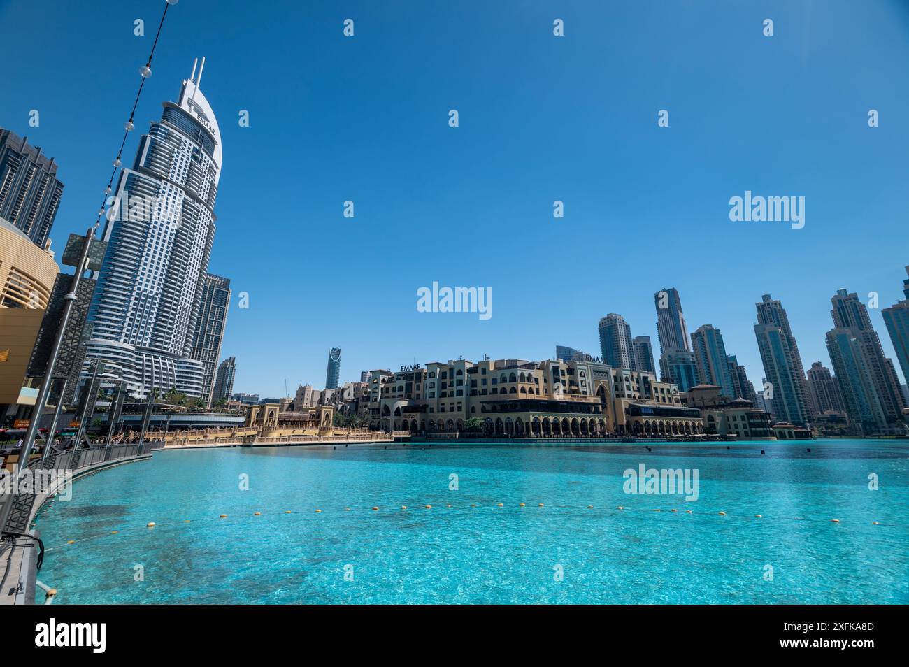 Il quartiere centrale del centro di Dubai negli Emirati Arabi Uniti (Emirati Arabi Uniti) è The Address Hotel, Dubai Mall e Souk al Bahar con un grande laghetto ornamentale. Foto Stock