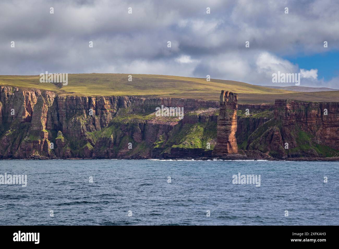 Il «Old Man of Hoy» dal traghetto Stomness a Scrabster, Isole Orcadi, Scozia settentrionale Foto Stock