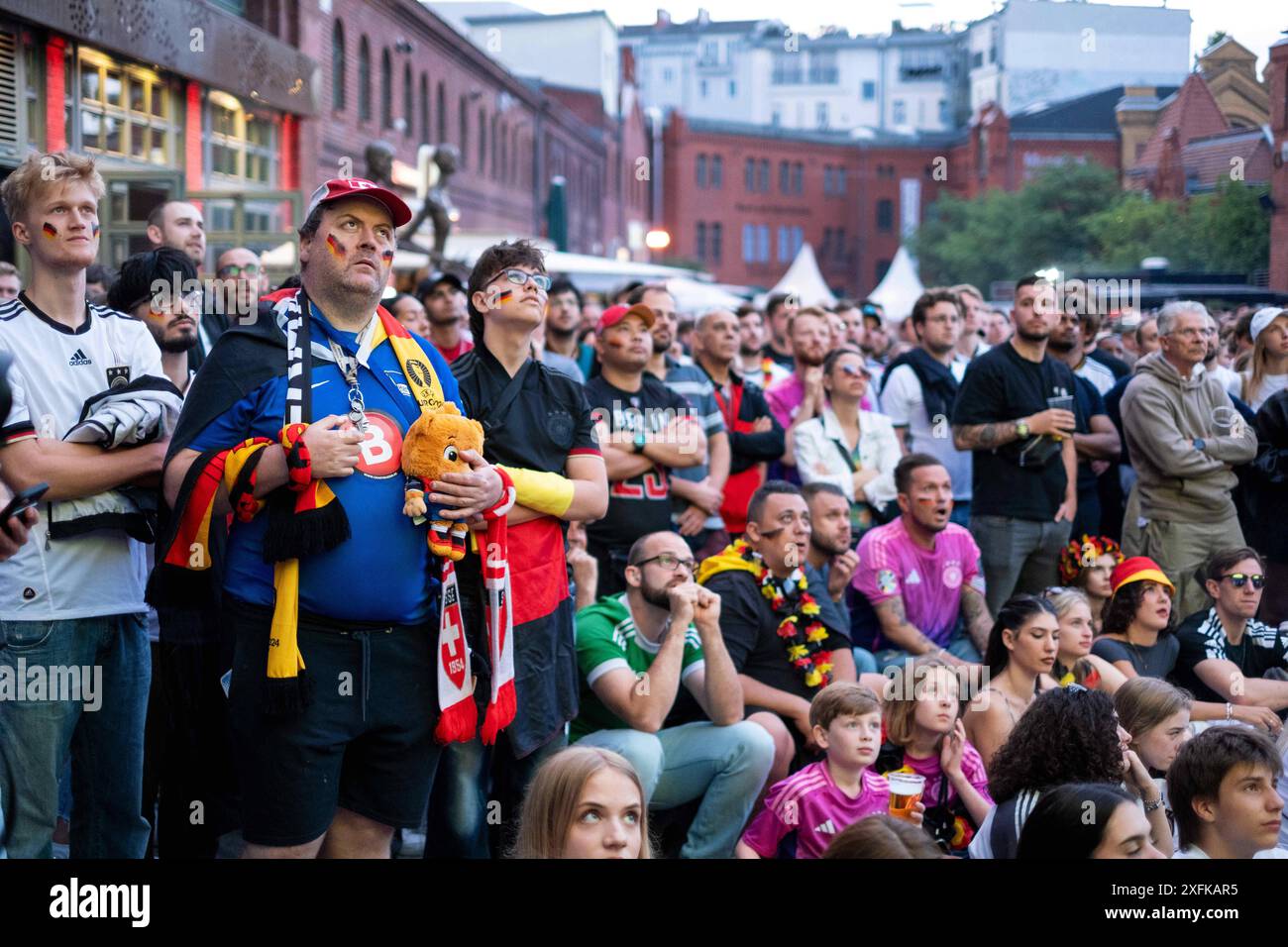 Gäste auf dem Hof der Kulturbrauerei a Berlino-Prenzlauer Berg verfolgen das Spiel Deutschland gegen Schweiz anlässlich der Fußballeuropameisterschaft UEFA EURO 2024. / Gli ospiti del Kulturbrauerei di Berlino-Prenzlauer Berg assistono alla partita tra Germania e Svizzera durante il Campionato europeo di calcio UEFA EURO 2024. Fotografia istantanea/K.M.Krause *** gli ospiti nel cortile della Kulturbrauerei di Berlino Prenzlauer Berg guardano la partita tra Germania e Svizzera durante il Campionato europeo di calcio UEFA EURO 2024 gli ospiti al Kulturbrauerei di Berlino Prenzlauer Berg guardano la Foto Stock