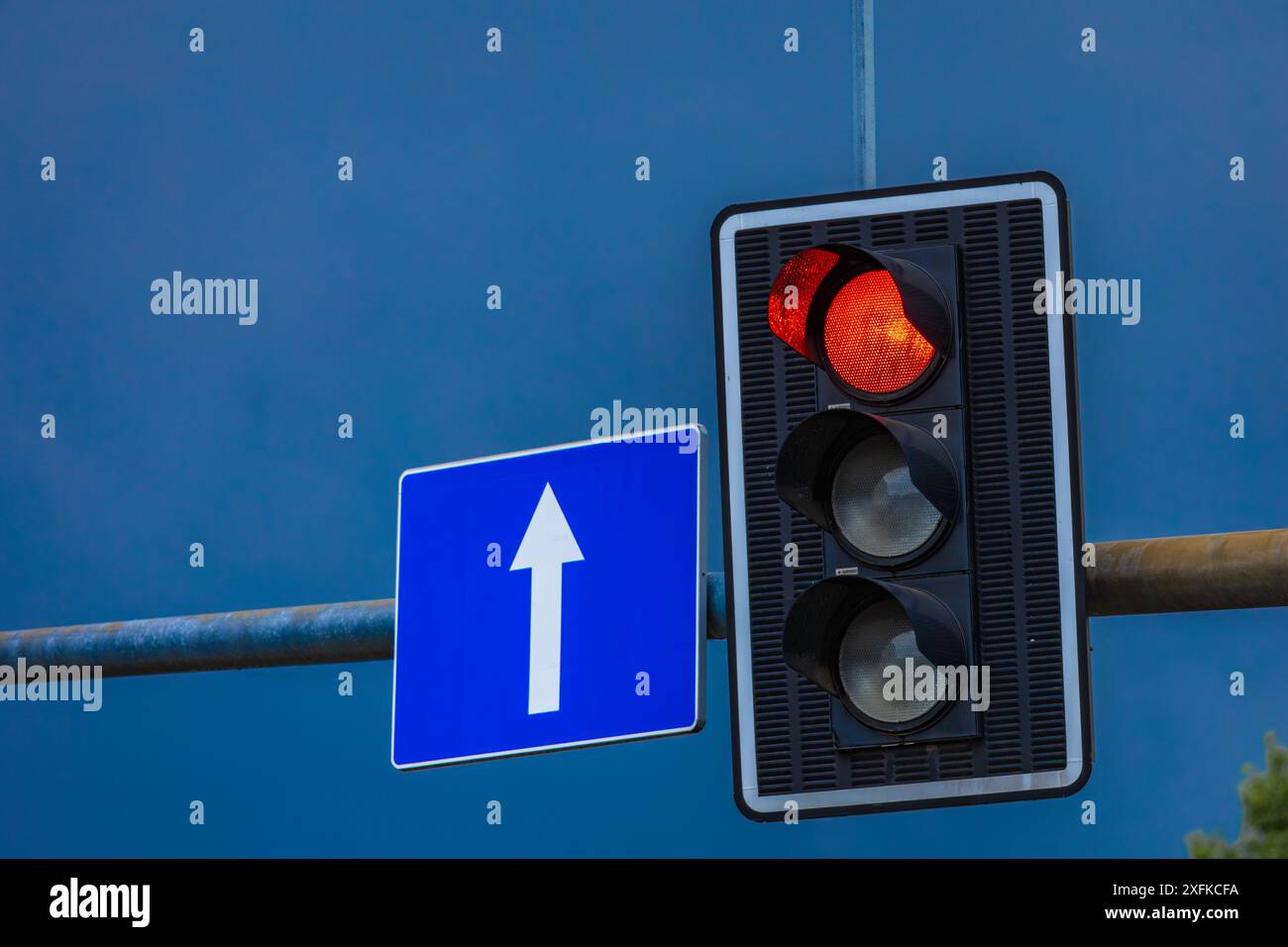 Semaforo sopra la strada, semaforo rosso, nessun passaggio, nessun attraversamento dell'Europa Foto Stock