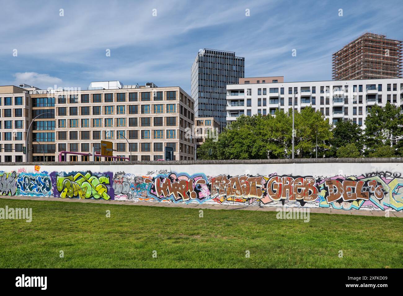 Storico muro di Berlino (Berlinmuren) - la East Side Gallery, ricoperta di graffi nella città di Berlino, Germania. Foto Stock