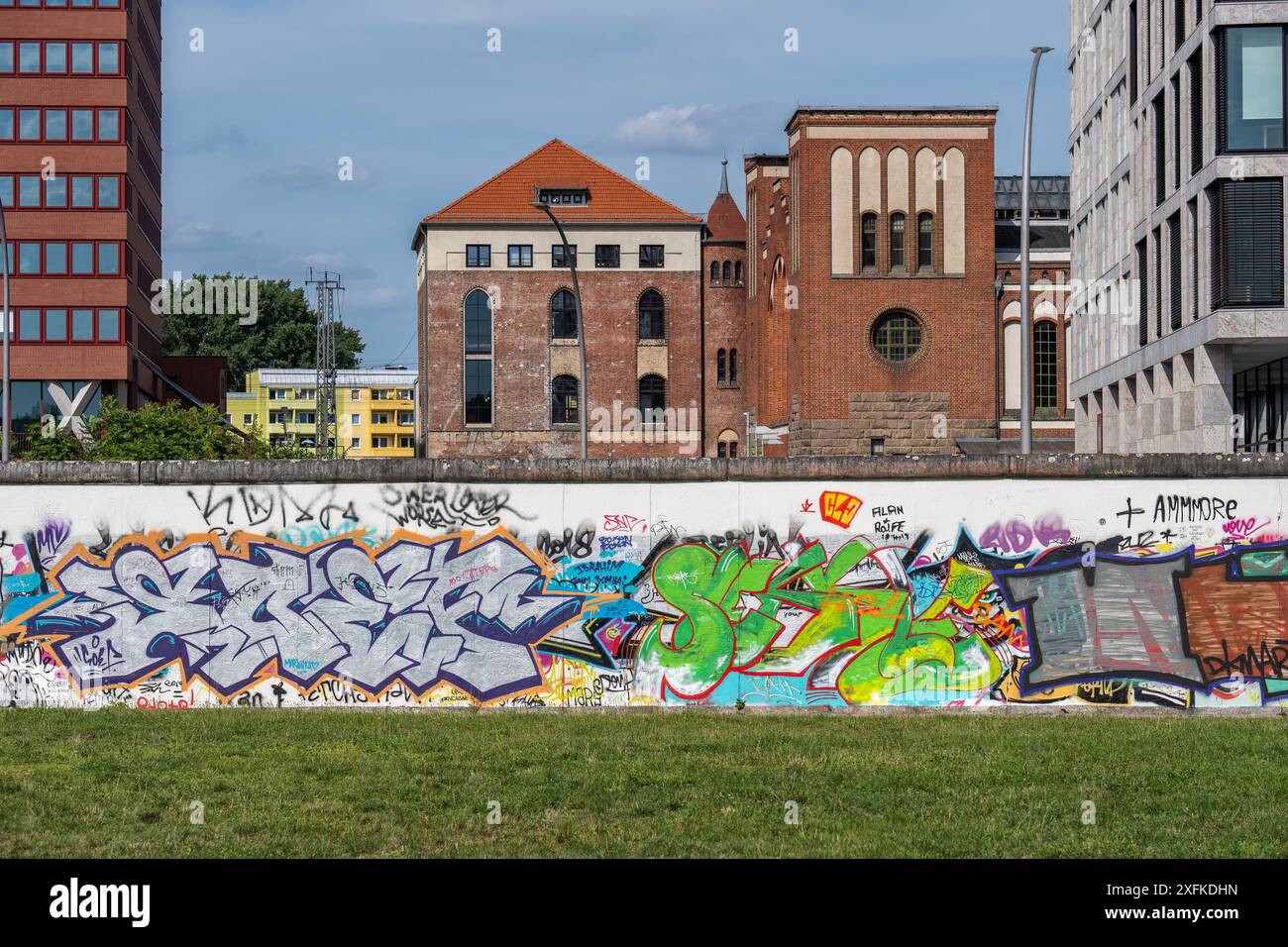 Storico muro di Berlino (Berlinmuren) - la East Side Gallery, ricoperta di graffi nella città di Berlino, Germania. Foto Stock
