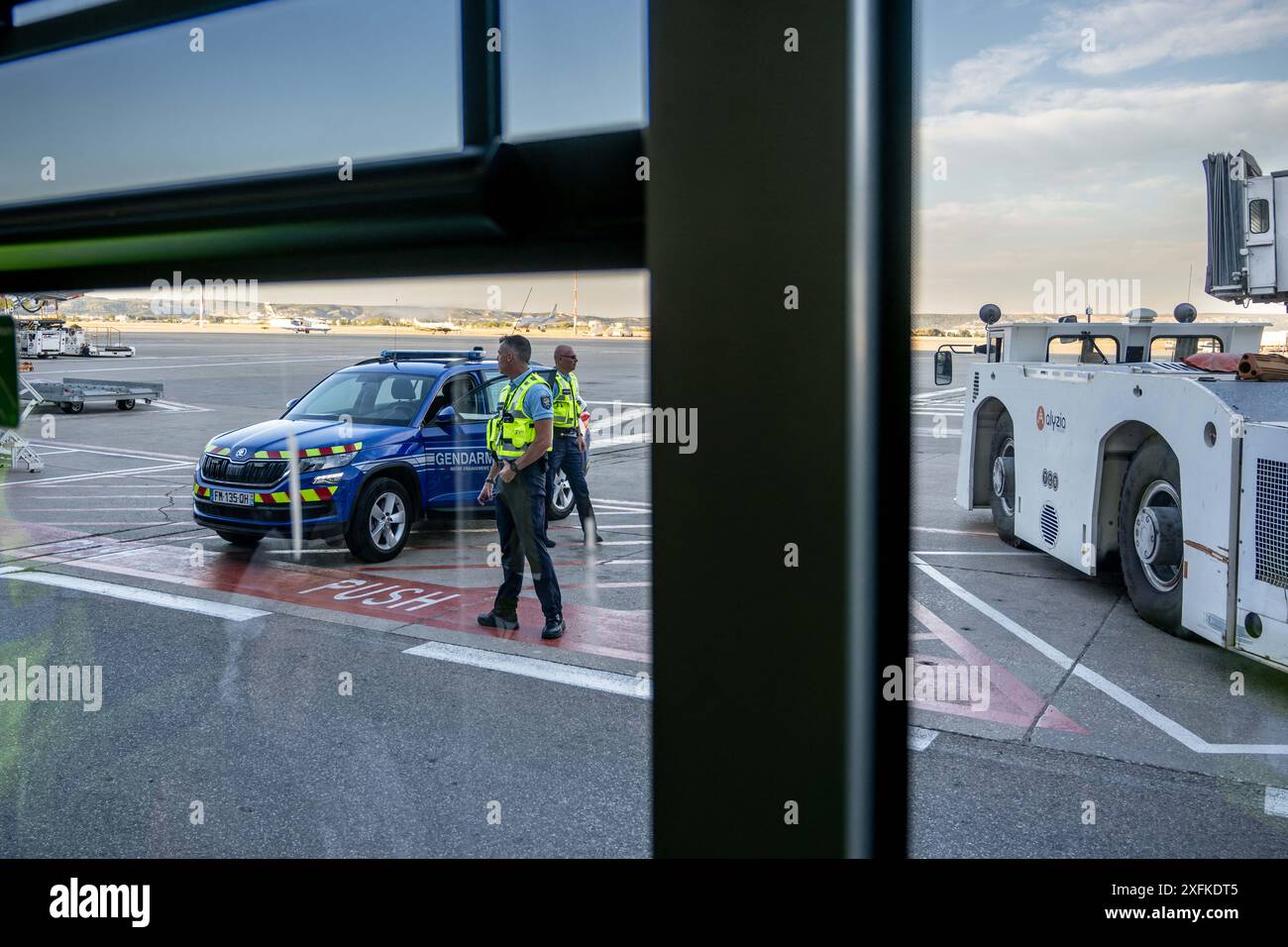 Marsiglia, Francia. 2 luglio 2024. Gendarmi sulla pista dell'aeroporto Marseille Provence di Marignane, Francia, il 2 luglio 2024. Foto di Laurent Coust/ABACAPRESS. COM credito: Abaca Press/Alamy Live News Foto Stock