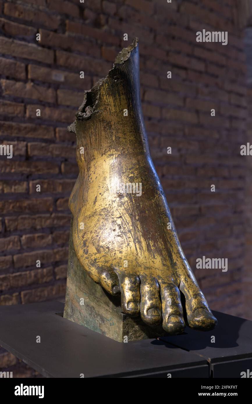 Il piede destro in bronzo dorato attribuito a una delle due vittorie alate poste sul frontone del Tempio di Marte Ultore nel foro di Augusto Foto Stock