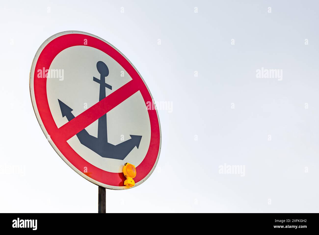 cartello del fiume, non gettare l'ancora, primo piano. cartello che vieta l'ancoraggio. pittogramma di un'ancora, posizionato in un cerchio rosso barrato. navigazione marina si Foto Stock